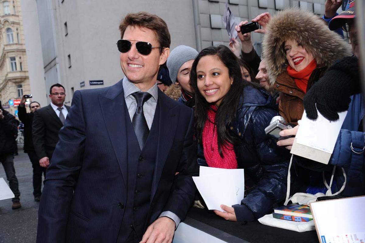 Tom Cruise hält, was er verspricht: Beinahe drei Stunden lang gab der Hollywoodstar am 2. April vor dem Wiener Gartenbaukino bei Schneeregen Fans Autogramme und Journalisten Interviews.