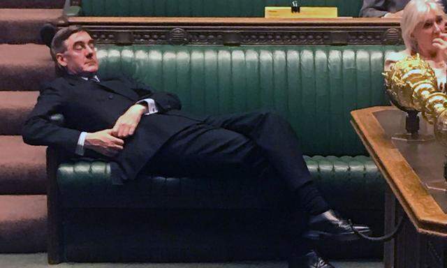 Der konservative EU-Gegner Jacob Rees-Mogg mag während der Unterhausdebatte noch immer von einem raschen Brexit träumen, mittlerweile steht aber die nächste Verlängerung im Raum.