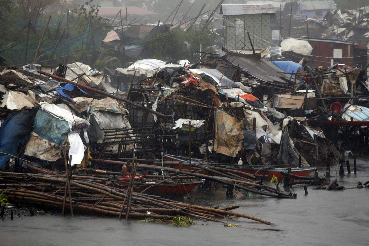 Vier Millionen Menschen verloren ihr Zuhause. Mehr als eine Million Häuser wurden beschädigt. Allein in der Stadt Tacloban auf der zentral-philippinischen Insel Leyte wurden 12.000 Familien obdachlos.
