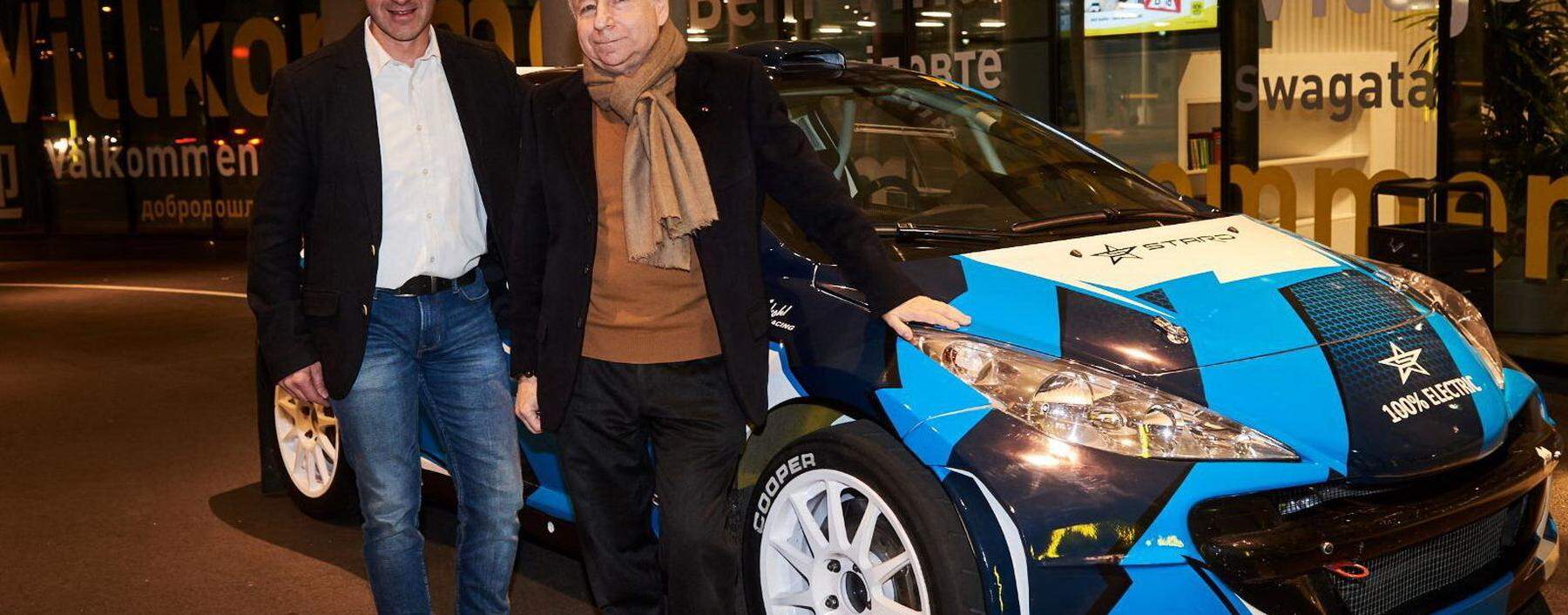 FIA-Präsident Jean Todt ist von Manfred Stohls Autos und Arbeit höchst angetan.