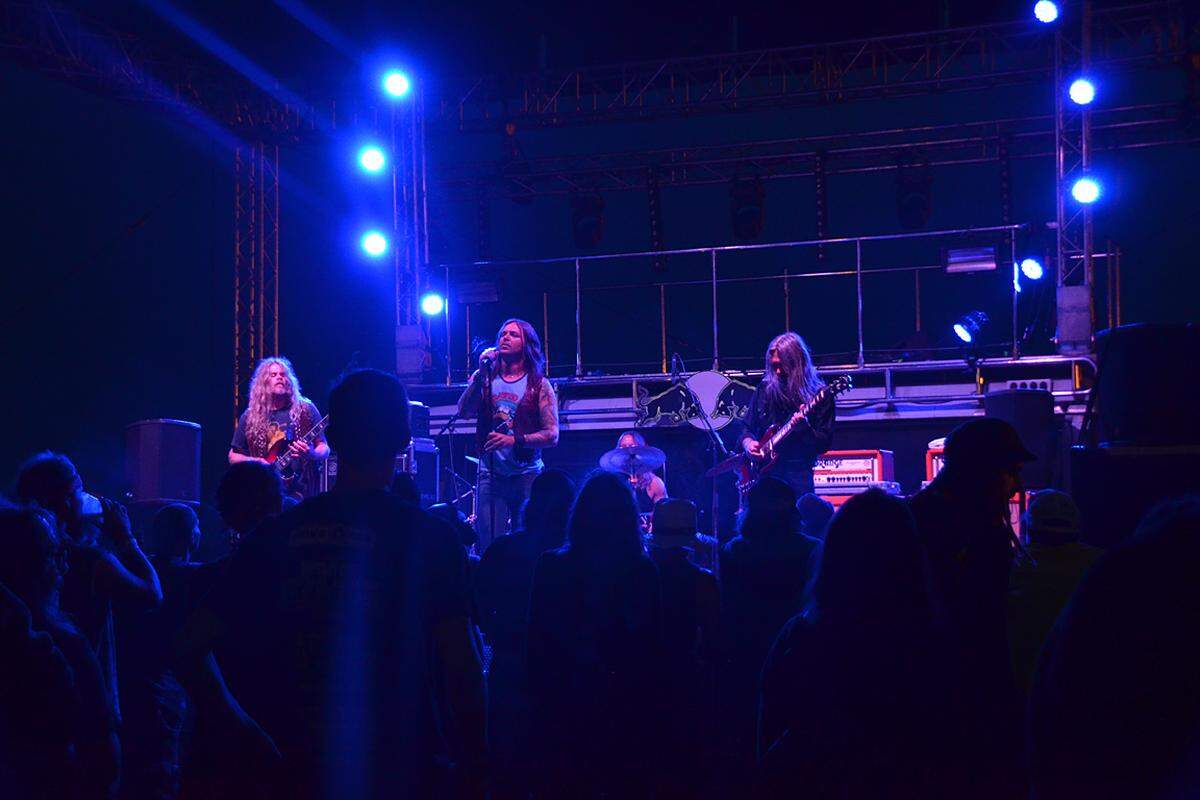 ... Red Bull Brandwagen Stage. Dort schlossen Orchid den dreitägigen Konzertreigen. Mit etwas Verspätung, in der man wieder zur Erkenntnis gelang: Soundchecks sind langweilig. "Rock it like it's 1975", dachte man bei sich, als die Band dann begann. Den Einfluss von Black Sabbath kann die kalifornische Doom-Metal-Band nicht abstreiten. Lange blieb ihr nicht Zeit, das Publikum zu fesseln - auf der Hauptbühne begannen Motörhead. Schade, der Aufbau der Songs hatte etws Drängendes und damit Fesselndes.