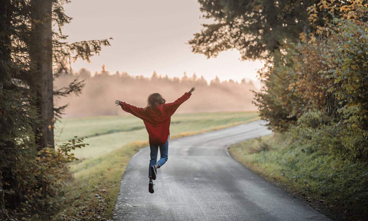 Hinter dem aktuellen Trend zur freien Menstruation steckt der Gedanke, seinen Körper besser kennen zu lernen, den eigenen Zyklus lesen zu lernen (Blut fließt nicht ständig, sondern in Schüben) und ihn wie andere Ausscheidungen gezielt auf der Toilette abfließen zu lassen. In der Nacht, sprich im Liegen ist der Blutfluss ohnehin gering. Für Frauen mit starker Menstruationsblutung ist die Methode allerdings nicht geeignet.