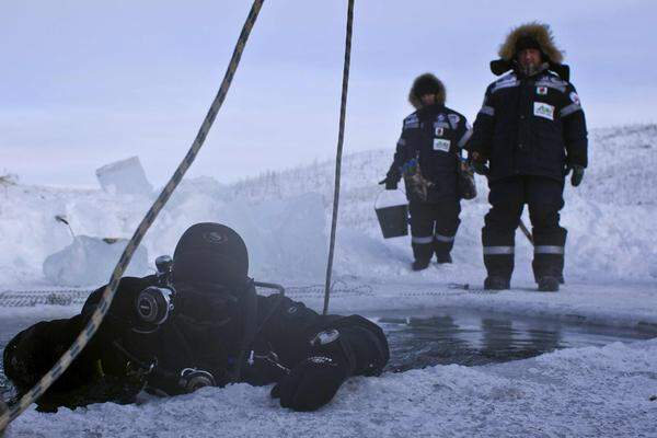 Taucher des russischen Katastrophenministeriums hatten am Wochenende unter einem etwa sechs Meter breiten Loch in der Eisdecke des Tschebarkul-Sees nach dem Meteoritenstück gesucht. Es sei illusorisch, etwas in dem rund 1,5 Meter dicken Schlickgrund des Sees zu finden, sagte Katastrophenschutzminister Wladimir Putschkow.