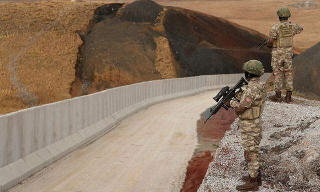 Türkische Soldaten sichern die Grenze zum Iran, über die afghanische Flüchtlinge ins Land drängen. 