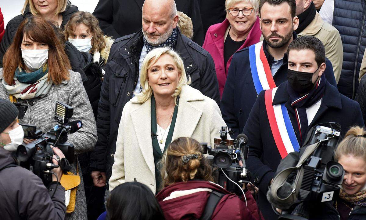  Die gewandelte Rechte. Von Marine Le Pen denken nicht wenige ihrer ehemaligen Wähler und Fans, dass sie ihre große Chance schon erhalten und 2017 mit einer schlechten Kampagne verspielt habe. Mit ihren Bemühungen, das Image einer rechten Extremistin loszuwerden und ihre Partei so für gemäßigte Wähler „salonfähig“ zu machen, hat sie zugleich die von ihrem Vater Jean-Marie Le Pen geprägte radikale Ideologie verwässert und den „identitären“ Flügel der nationalistischen Rechten enttäuscht. In den Umfragen ist sie vor Monaten erst abgestürzt -als Eric Zemmour ins Rennen ging. Mittlerweile liegt sie wieder mit Vorsprung auf dem zweiten Platz.   Chancen auf einen Einzug in die Stichwahl: Sie ist die programmierte Gegnerin von Macron in der Stichwahl.