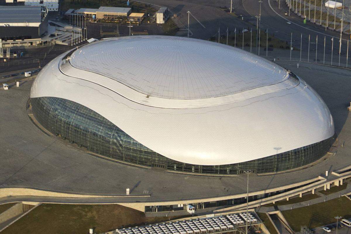 Rund 35 Kilometer vom Zentrum Sotschis entfernte liegt die Adler Arena, in der die olympischen Eisschnelllauf-Wettbewerbe stattfinden werden. Fast 33 Millionen Dollar kostet die 8000 Zuschauer fassende Halle. Im März 2013 fand hier als Generalprobe bereits die Einzelstrecken-WM statt.