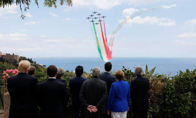 Die italienische Trikolore über Taormina. Die Staats- und Regierungschefs beim G7-Gipfel bewundern die Flugshow der italienischen Luftwaffe.