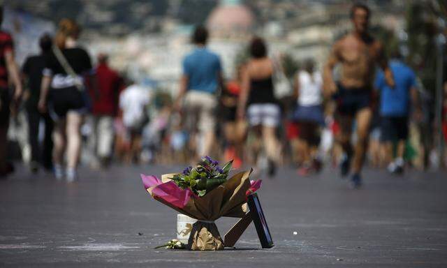 Ein Bouquet als Mahnmal erinnert an der Promenade des Anglais in Nizza an das Attentat am Nationalfeiertag 2016.