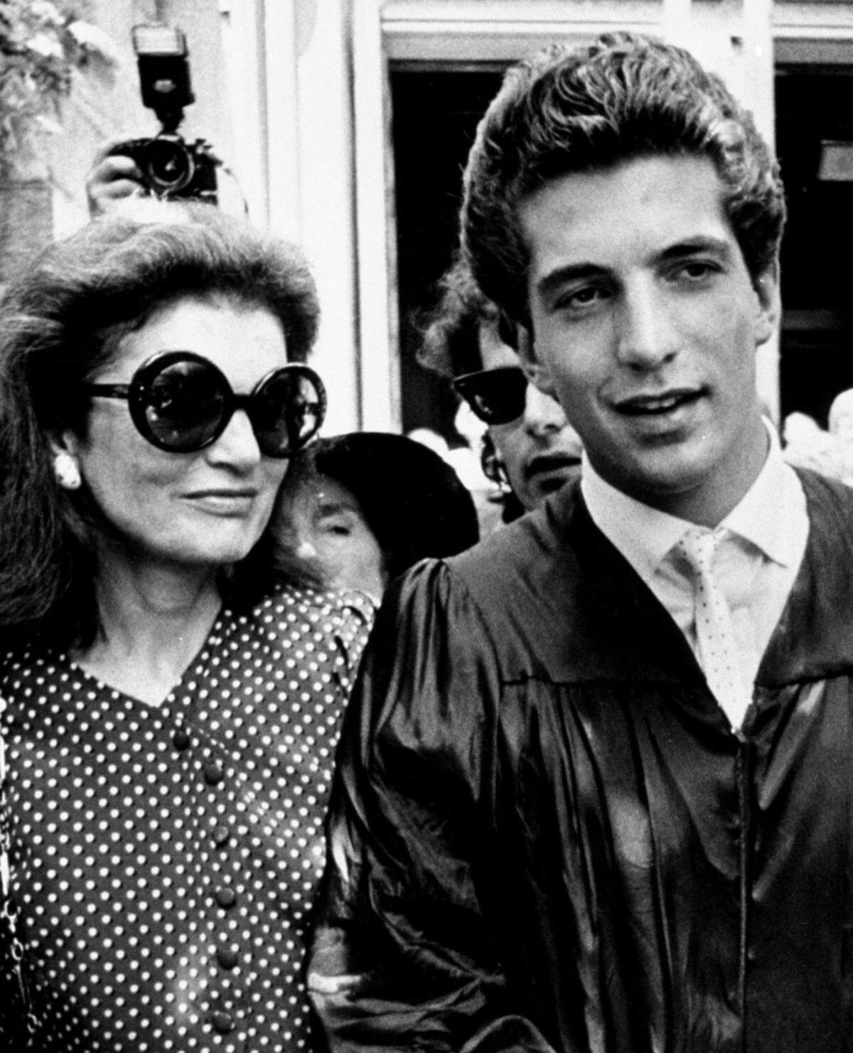 Einmal kein Schauspieler: John F. Kennedy jr. (im Bild mit seiner Mutter Jacky) führte 1988 die Liste der "Sexiest Man Alive" an.