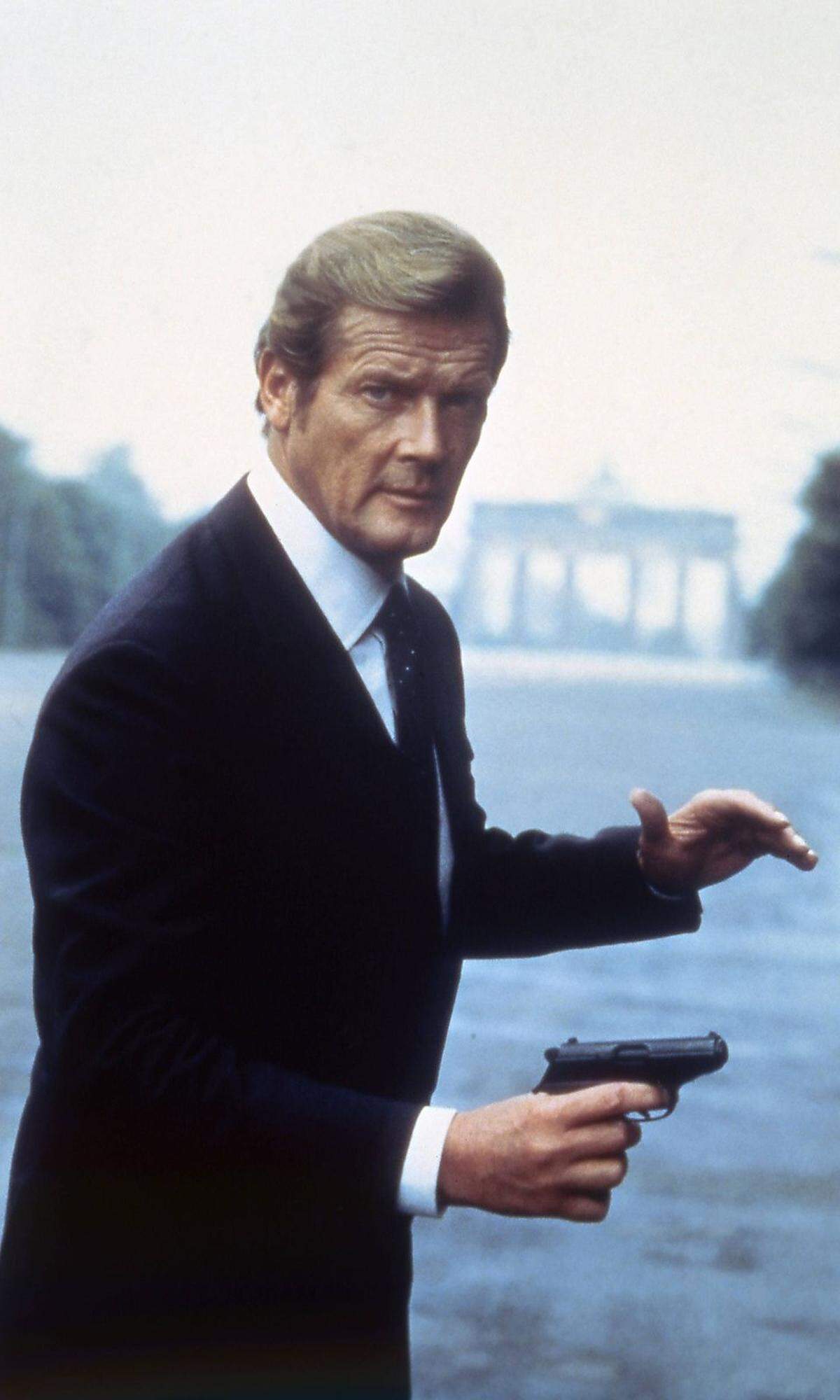 Auch für den Rest seines Lebens wurde Sir Roger mit der Rolle als 007 in Verbindung gebracht - obwohl er nie einen Wodka Martini mit den Worten "geschüttelt, nicht gerührt" bestellt hat. "Die Leute grüßen mich noch immer manchmal als James Bond", sagte Moore vor wenigen Jahren in einem Interview der Nachrichtenagentur dpa vor seinem 85. Geburtstag. Bild: Roger Moore 1983 in "Octopussy"