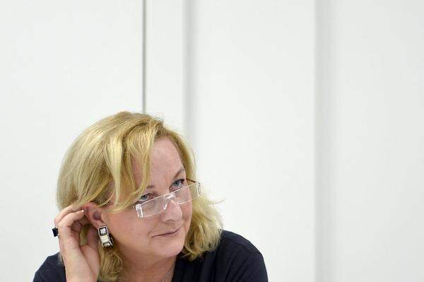 Ex-Finanzministerin Maria Fekter, die eine staatliche Abbaubank wegen der Auswirkungen auf die Staatsverschuldung stets abgelehnt hatte, zeigt sich erfreut, dass Spindelegger vor der Entscheidung auch andere Optionen geprüft habe. "Ich bin froh, dass alle Varianten geprüft worden sind, denn das zeigt, dass es Varianten gibt", so Spindeleggers Vorgängerin im Finanzressort. Aber: "Dass jetzt eine Entscheidung gefallen ist, ist gut so".