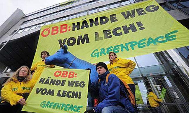 Wien GreenpeaceAktivisten besetzten oeBBZentrale