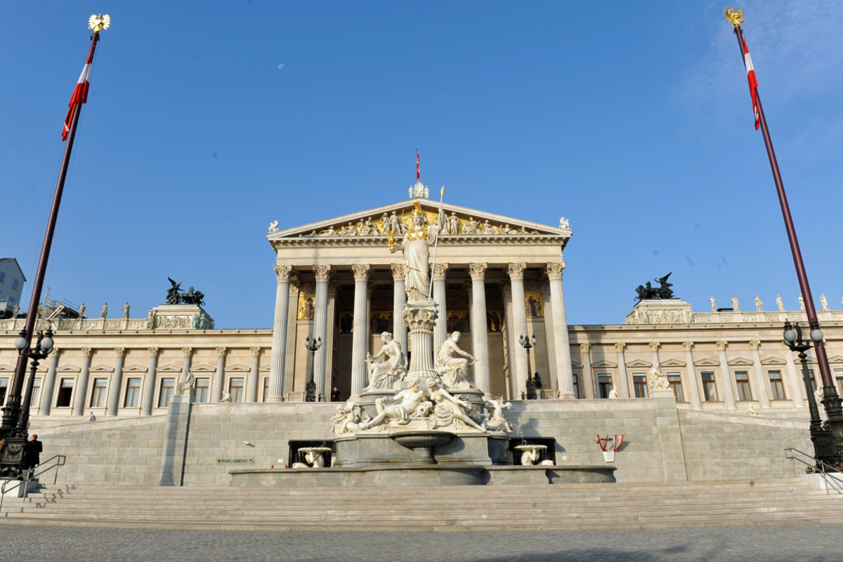 Frischer Wind im Hohen Haus: Dem nächsten Nationalrat werden voraussichtlich viele junge Abgeordnete angehören. Mit rund 70 neuen Gesichtern darf in Summe gerechnet werden. Ein Blick auf die Kandidaten, denen die besten Chancen auf einen Einzug ins Hohe Haus prognostiziert werden. 