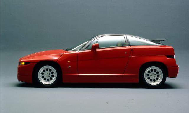 Das Monster: Wucht und Präsenz des vier Meter langen Alfa Romeo SZ (für Sprint Zagato, Bauzeit 1989 bis 1991).