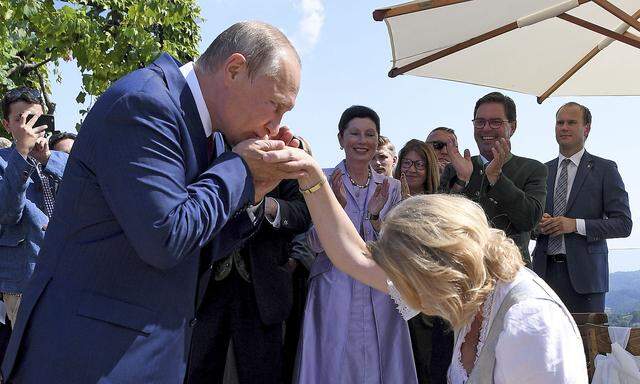 Karin Kneissl bereut es nicht, Vladimir Putin zu ihrer Hochzeit eingeladen zu haben. 
