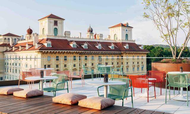 Die Rooftop-Bar des neuen Galántha, gegenüber steht Schloss Esterházy. hotelgalantha.at