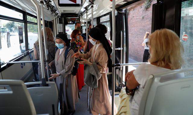 Busfahrt mit Masken in Rom