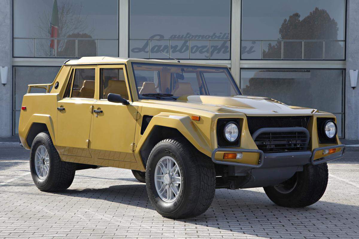 Lamborghinis Original-SUV, der legendäre, monströse LM02 aus den 1980ern, hatte einen V12-Saugmotor mit 444 PS, der aus dem ultraflachen Countach stammte. 