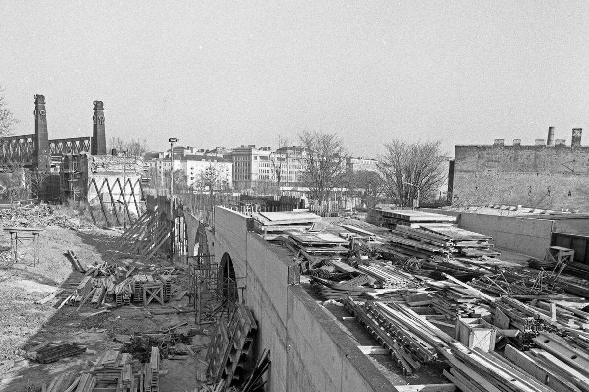 Ab den 1980er-Jahren wurde dann schrittweise auf die U6 umgestellt, die seit 1989 unterwegs ist. Bild: Umbau bzw. Bau der U6 im Bereich Gumpendorf / Linke Wienzeile / Otto Wagner Brücke im Oktober 1987.