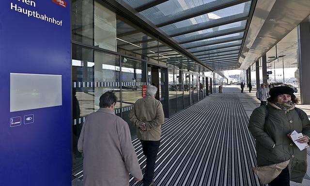 Erste Züge bleiben stehen: Wiener Hauptbahnhof nahm Teilbetrieb auf 