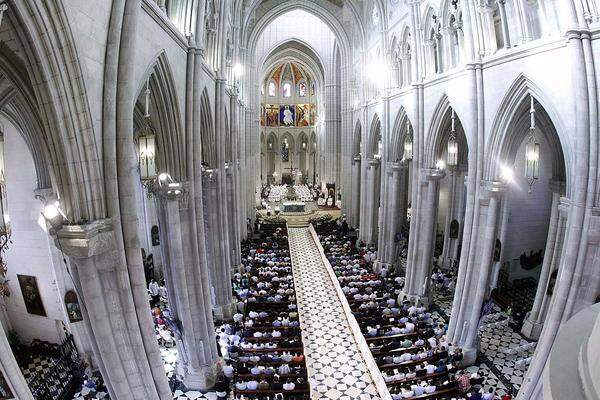 Am Samstagvormittag hat der Papst drei Jugendlichen die Beichte abgenommen und in der Almudena-Kathedrale mit Priesterseminaristen eine Messe gefeiert.