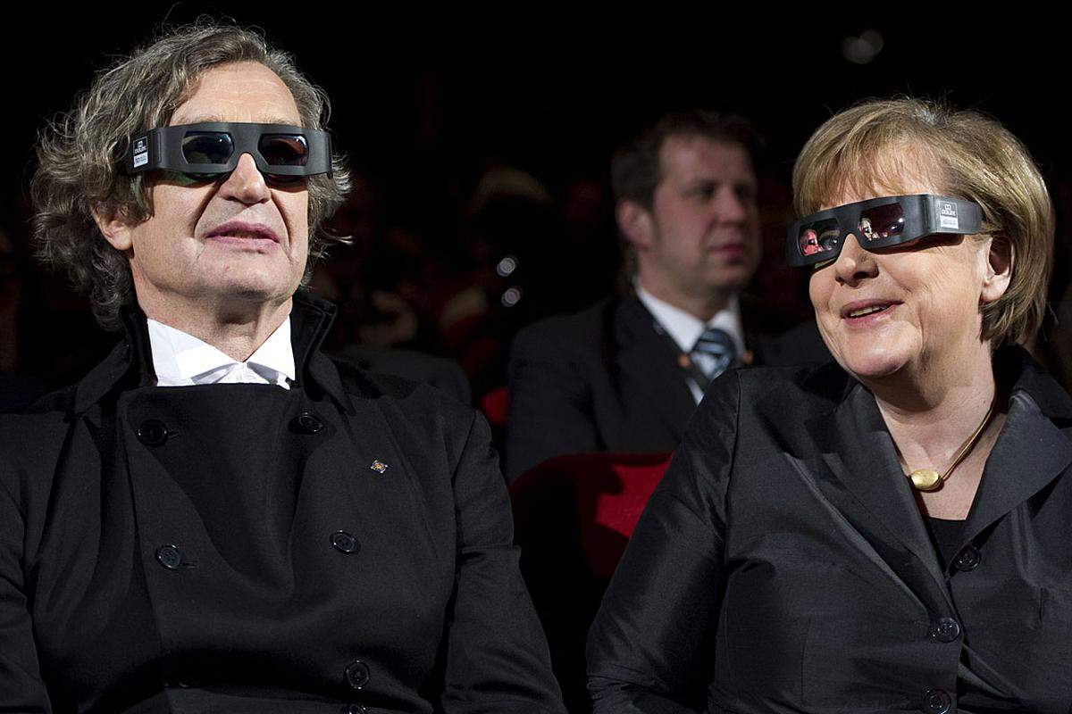 3D ist auch auf der Berlinale angekommen: Bundeskanzlerin Angela Merkel und Regisseur Wim Wenders tragen anlässlich der Premiere won Wenders Tanz-Film über Choreofrafin Pina Bausch "Pina" 3D Brillen.