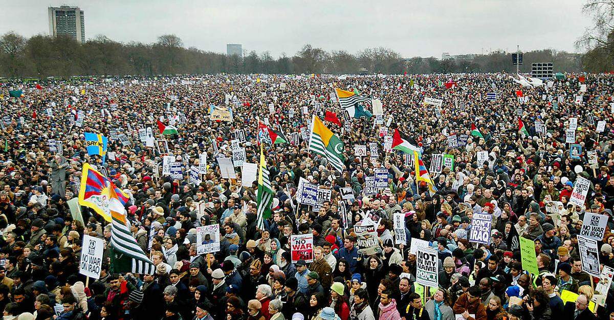 Der Protestzug endete mit einer Kundgebung im Londoner Hyde Park. Medien betonten anschließend die Diversität der Demonstrierenden, die nicht nur aus dem "üblichen" Klientel gestammt hätten, sondern aus allen Schichten der Bevölkerung gekommen seien: "Neben den üblichen Verdächtigen... waren dort Nonnen. Kleinkinder. Anwältinnen. Die Orwell-Gesellschaft von Eton. Archäologen gegen Krieg. Die katholische Kirche Walthamstow, der Frauenchor Swaffham und "Notts-County-Fans sagen Macht Liebe, nicht Krieg (und ein Heimsieg gegen Bristol wäre nett). (...) Es waren Leute vom Land dort und Dozenten, Zahnärzte und Geflügelhändler, ein Friseur aus Cardiff und ein Dichter aus Cheltenham", schrieb etwa der "Observer".