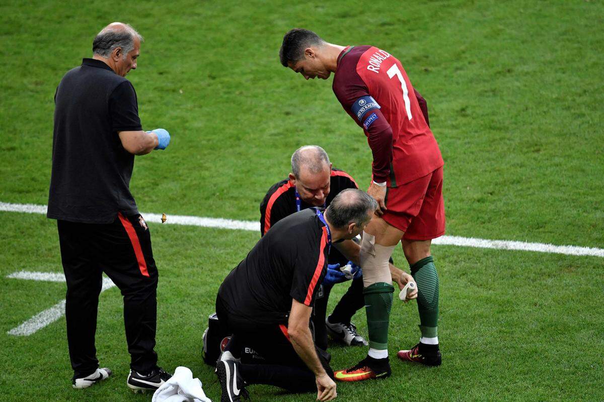 Der Angreifer von Real Madrid ließ sich bandagieren, probierte alles...