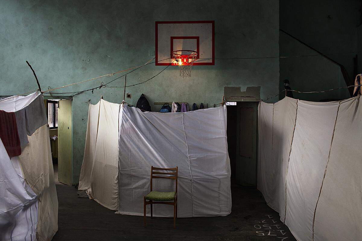 Alessandro Penso, Italien, OnOff Picture 21. November 2013, Sofia, Bulgarien: In einer leer stehenden Schule wurde ein Camp für Flüchtlinge aus Syrien eingerichtet. Dort sind 800 Syrer untergebracht, darunter 390 Kinder. Seit Griechenland die Grenzen zur Türkei dicht macht, landen mehr Menschen in Bulgarien. Doch das Land ist auf die Asylsuchenden nicht eingerichtet.