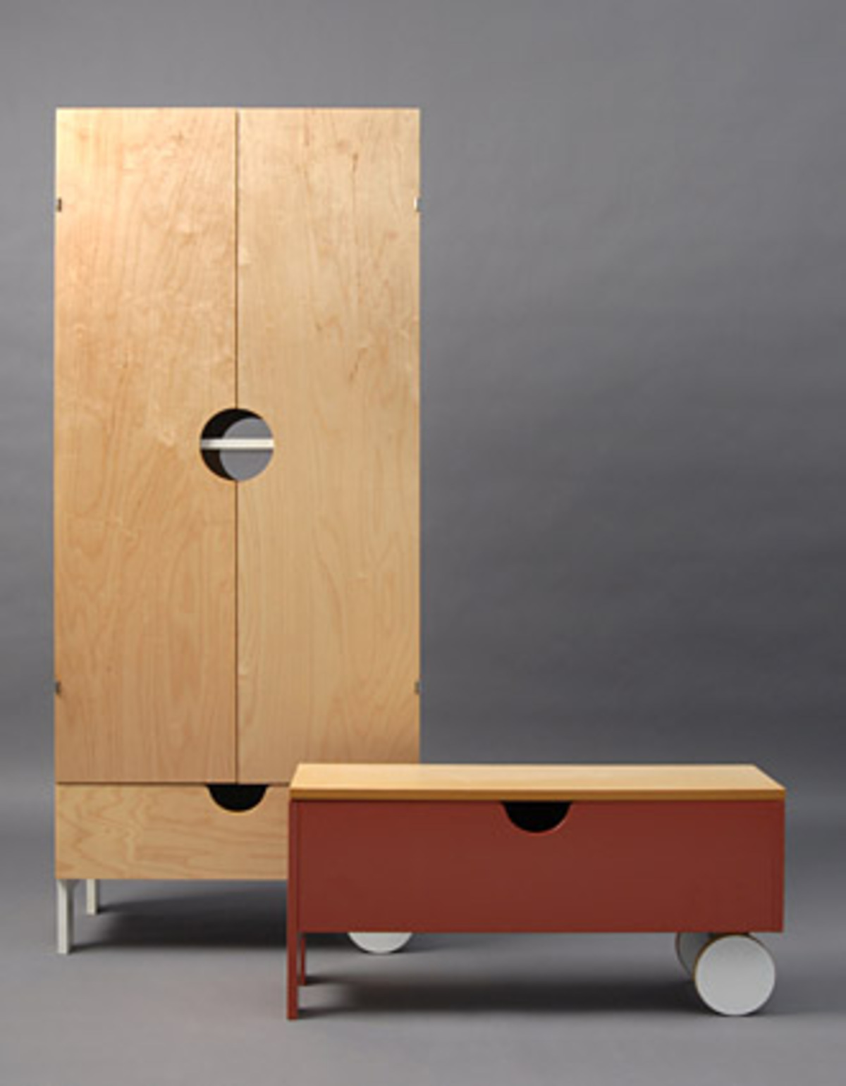 1943 vom damals 17-jährigen Ingvar Kamprad gegründet, verkaufte Ikea zunächst Schreibutensilien, Uhren, Strümpfe und ä̈hnliche Waren des alltäglichen Bedarfs. Erst fünf Jahre später wurden die heute für Ikea typischen Produkte in das Sortiment aufgenommen: Möbel, in den Anfangsjahren allerdings nur per Versand zu kaufen.  Erst Ende der 50er eröffnete in Älmhult das erste Ikea-Möbelhaus.