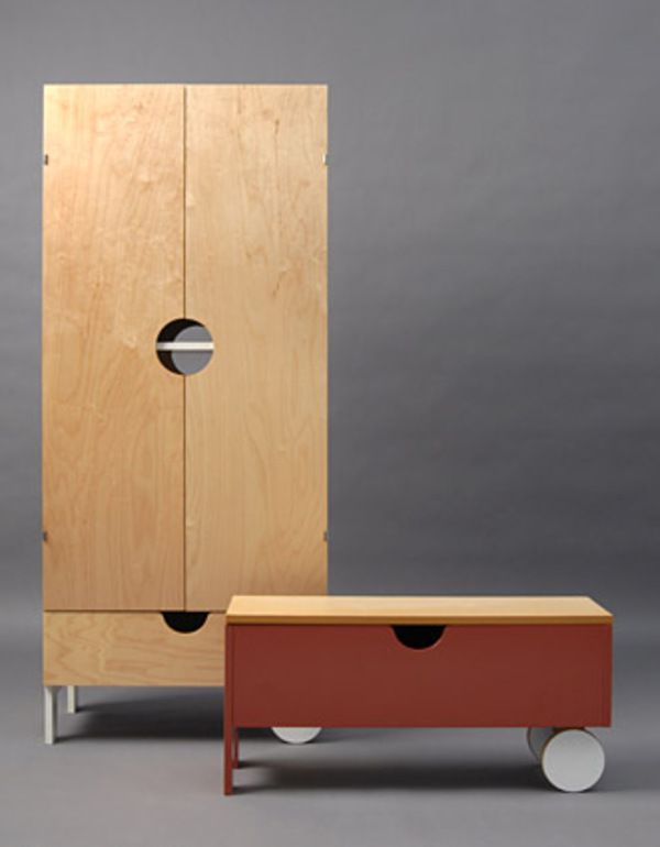 1943 vom damals 17-jährigen Ingvar Kamprad gegründet, verkaufte Ikea zunächst Schreibutensilien, Uhren, Strümpfe und ä̈hnliche Waren des alltäglichen Bedarfs. Erst fünf Jahre später wurden die heute für Ikea typischen Produkte in das Sortiment aufgenommen: Möbel, in den Anfangsjahren allerdings nur per Versand zu kaufen.  Erst Ende der 50er eröffnete in Älmhult das erste Ikea-Möbelhaus.