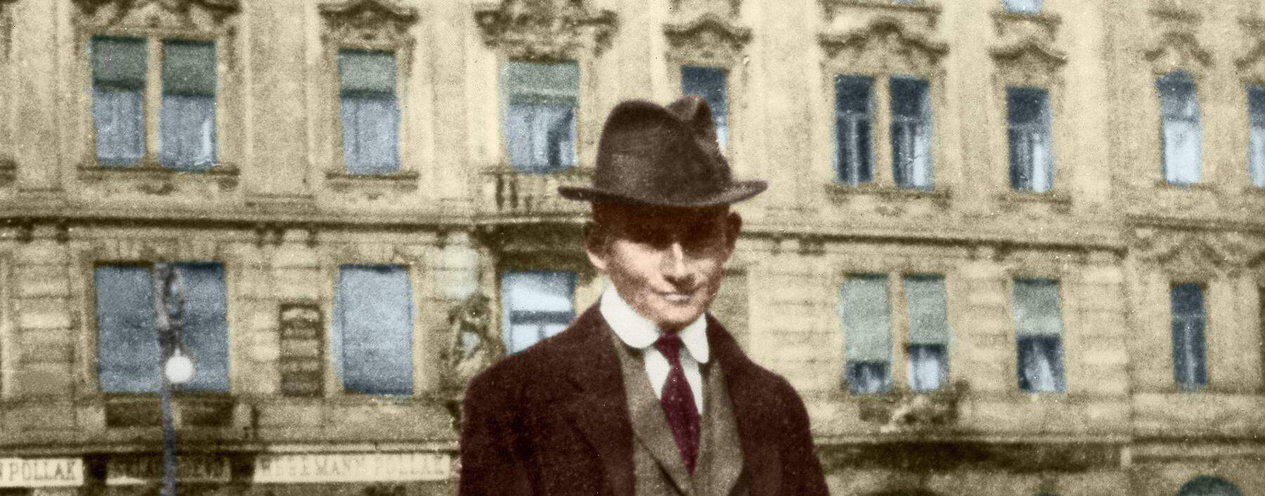 Being Kafka (hier vor seinem Prager Wohnhaus, um 1910): Viele Junge vermeinen sich auch heute noch in Kafka wiederzufinden, TikTok zeugt davon.