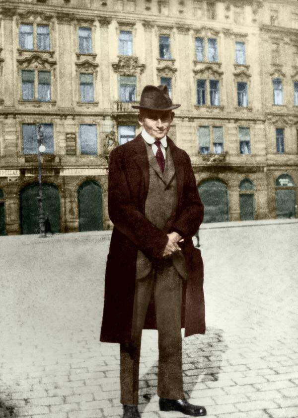 Being Kafka (hier vor seinem Prager Wohnhaus, um 1910): Viele Junge vermeinen sich auch heute noch in Kafka wiederzufinden, TikTok zeugt davon.