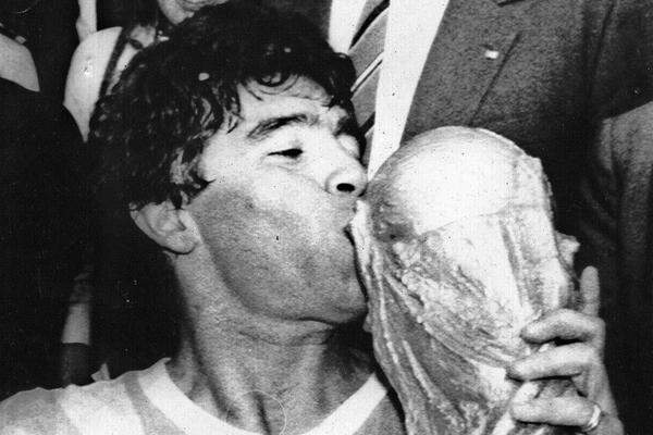 Diego Armando Maradona ist der wohl berühmteste Fußballer aller Zeiten. 1986 wurde er mit Argentinien Weltmeister. Unvergessen sein Handspiel-Tor im Halbfinale gegen England. Später meinte er, es sei "die Hand Gottes" gewesen.