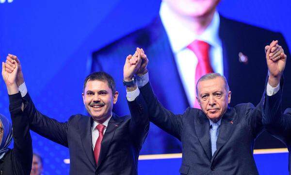 Präsident Recep Tayyip Erdogan (r.) und der AKP-Kandidat für Istanbul, Murat Kurum. 