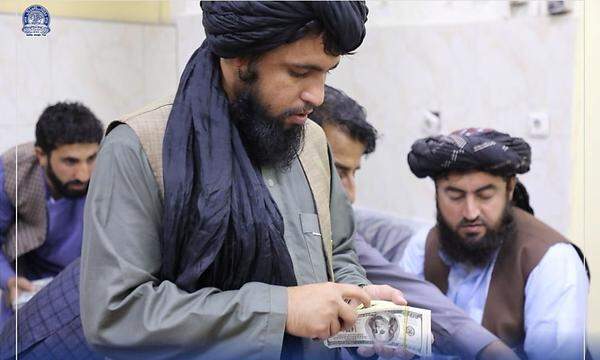 Die afghanische Taliban-Regierung hat die Kontrolle über die Zentralbank übernommen, hat aber Probleme an Geld zu kommen.