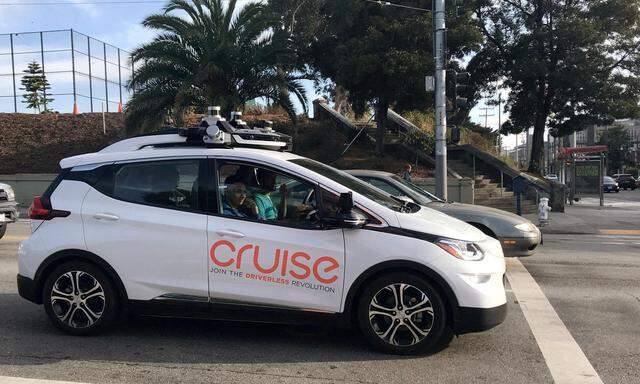 Archivbild. Ein selbstfahrendes Cruise-Auto, das der General Motors Corp. gehört, vor dem Hauptsitz des Unternehmens in San Francisco.