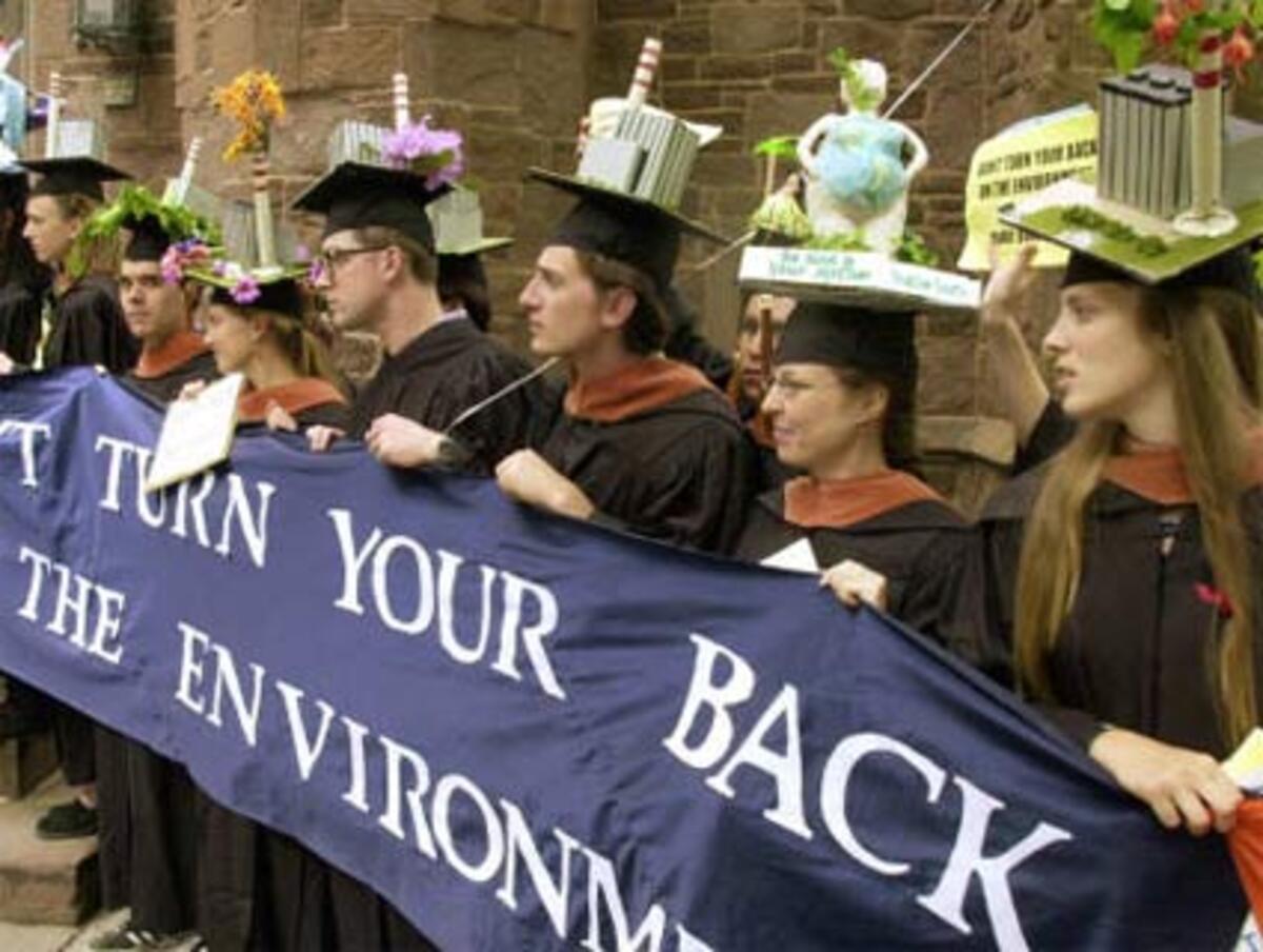 Die Liste der prominenten Yale-Absolventen ist lang, hier nur einige Politiker: Beide George Bushs, Dick Cheney, Bill Clinton, John Kerry, Gerald Ford.