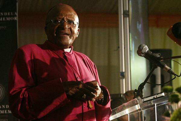 Mitstreiter gegen die Apartheid: Ein sichtlich bewegter Desmond Tutu, anglikanischer Alt-Erzbischof und ebenfalls Friedensnobelpreisträger.