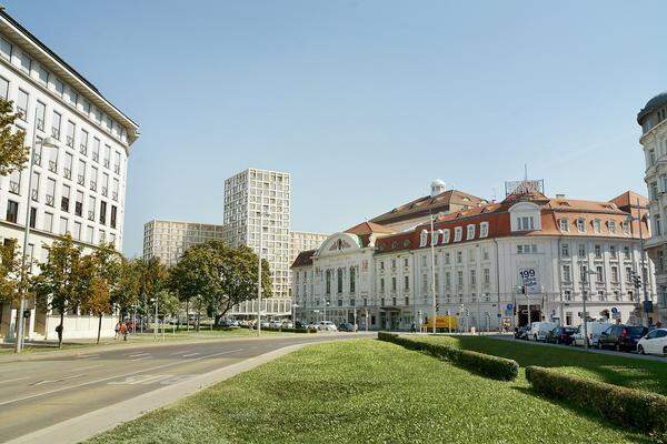 Frühling 2017. Das Projekt spaltet die Wiener Grünen. Es kommt zur Urabstimmung unter allen Parteimitgliedern und zum Nein. Doch Rot-Grün beschließt die Flächenwidmung. Wiens historisches Zentrum kommt auf die Rote Liste der Unesco. &gt;&gt; Zum damaligen Bericht