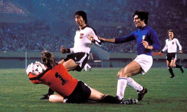 Edi Krieger klärt mit Torwart Friedrich Koncilia vor Paolo Rossi (Italien) bei der WM 1978 in Argentinien.