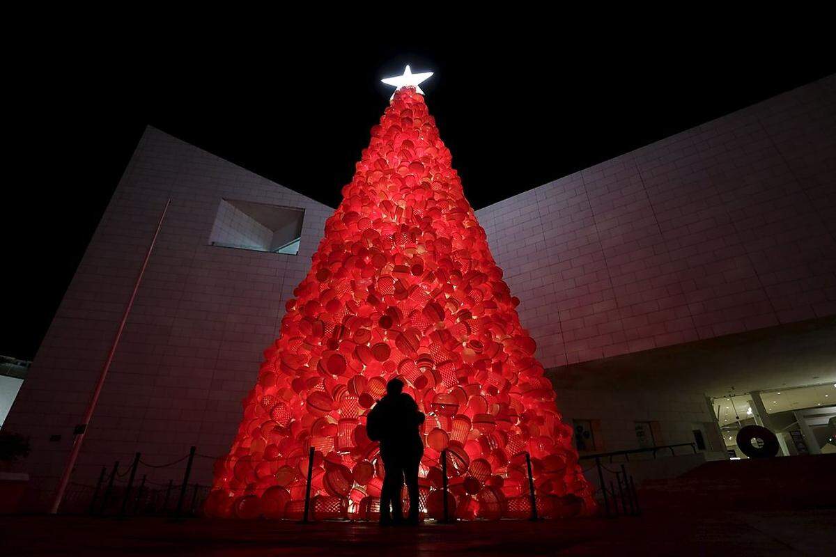 Originell geht es auch vor dem Geschichtsmuseum im mexikanischen Monterrey zu. Hier besteht der Baum aus rot beleuchteten Plastikdosen und -kübeln.