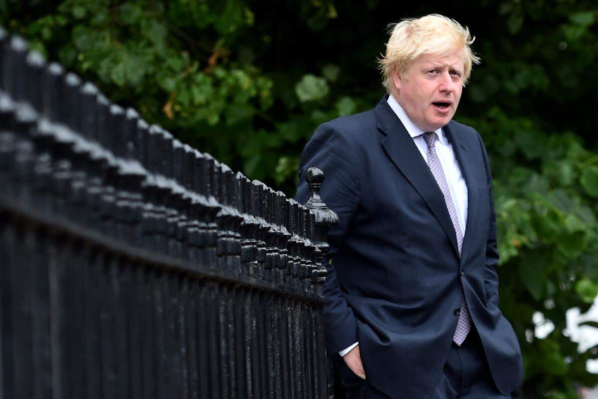 Boris Johnson, streibarer Ex-Bürgermeister von London, will vor allem eines - dachte man noch vor kurzem: Premierminister Großbritanniens und Chef der Tories, der Konservativen werden. Dann das Brexit-Votum und dann die große Überrachung: Johnson tritt nicht als Parteichef an. Die Partei ist tief gespalten. Johnson ist durch seine exaltierte Art umstritten, er polarisiert nicht nur seine Partei. Die Briten sollen nach Meinung Johnsons auch weiterhin die Vorteile der EU nutzen können. Auch er sagt, es bestehe "keine große Eile" für das Königreich, den EU-Austritt zu erklären. Es wird weiterhin freien Handel und Zugang zum Binnenmarkt geben", schrieb Johnson in seiner Kolumne für den "Telegraph". Die in Großbritannien lebenden EU-Bürger werden ihre Rechte in vollem Umfang geschützt sehen, versicherte er. Daran wird er auch gemessen werden. Mögliche Verhandlungen zwischen Johnson und der EU wären jedenfalls kompliziert.