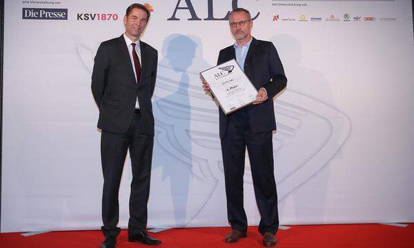 Auszeichnung 3. Platz Kategorie International für die EVN AG: Commerzbank Country CEO Austria Martin Butollo mit Preisträger und EVN-Unternehmenssprecher Stefan Zach.
