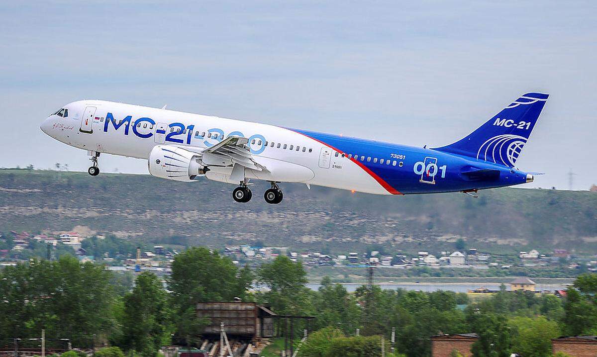 Nach Angaben von Irkut gibt es bereits fixe Bestellungen für 175 Flugzeuge, die alle bereits im Voraus bezahlt worden seien. UAC-Präsident Yury Slyusa schätzt die weltweite Nachfrage nach den neuen MS-21-Modellen auf rund 15.000 Stück in den nächsten 20 Jahren.