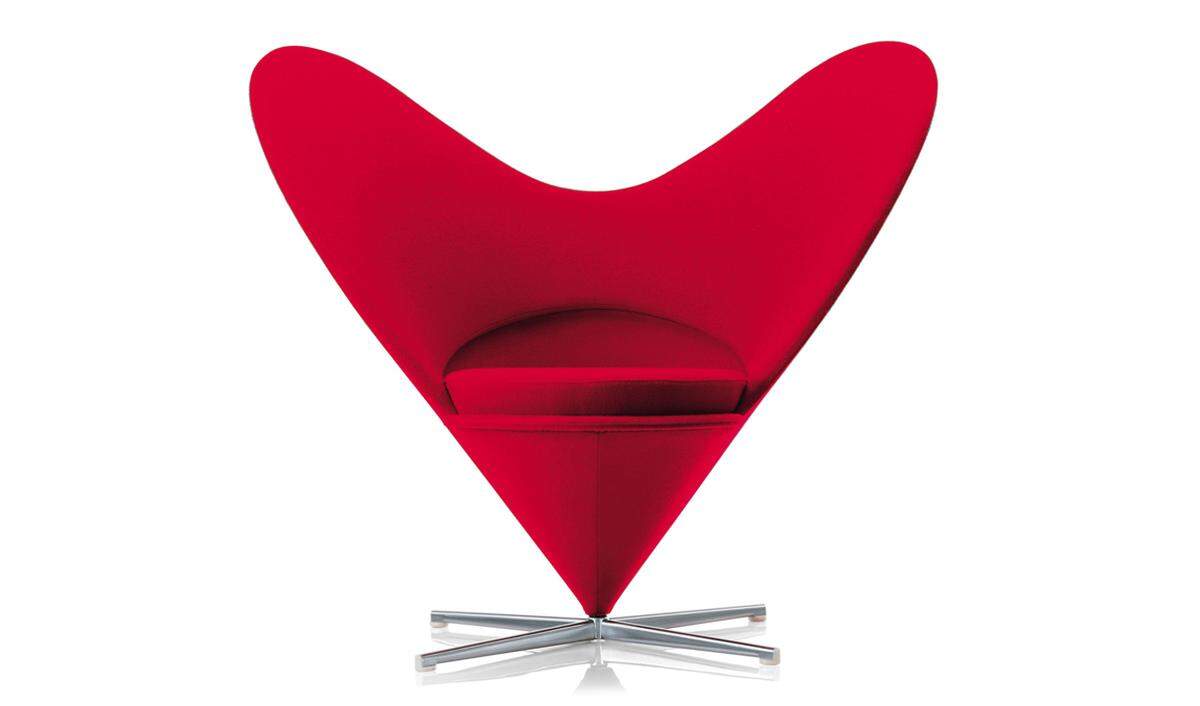 Wer sich den Schal leisten kann, dem fällt der Vitra Heart Cone Chair vielleicht auch nicht mehr so schwer, Kostenpunkt 2518 Euro.