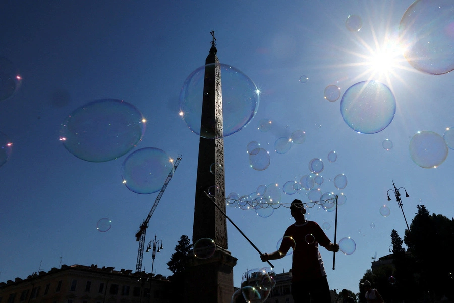 <strong>27. Mai.</strong> Eine Person lässt auf der Piazza del Popolo in Rom Seifenblasen steigen