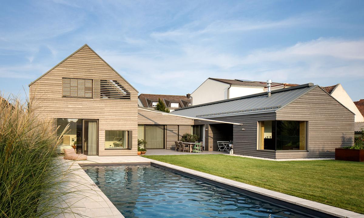 Aufgeschlossen. Zu Pool und Garten hin gibt sich das Haus ganz offen.