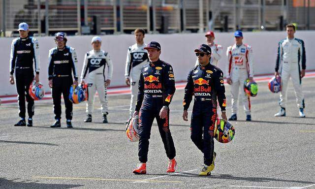 Die F1-Karriere von Sergio Pérez (rechts) stand vor dem Aus, nun soll er im Red Bull mit Max Verstappen Mercedes fordern. 