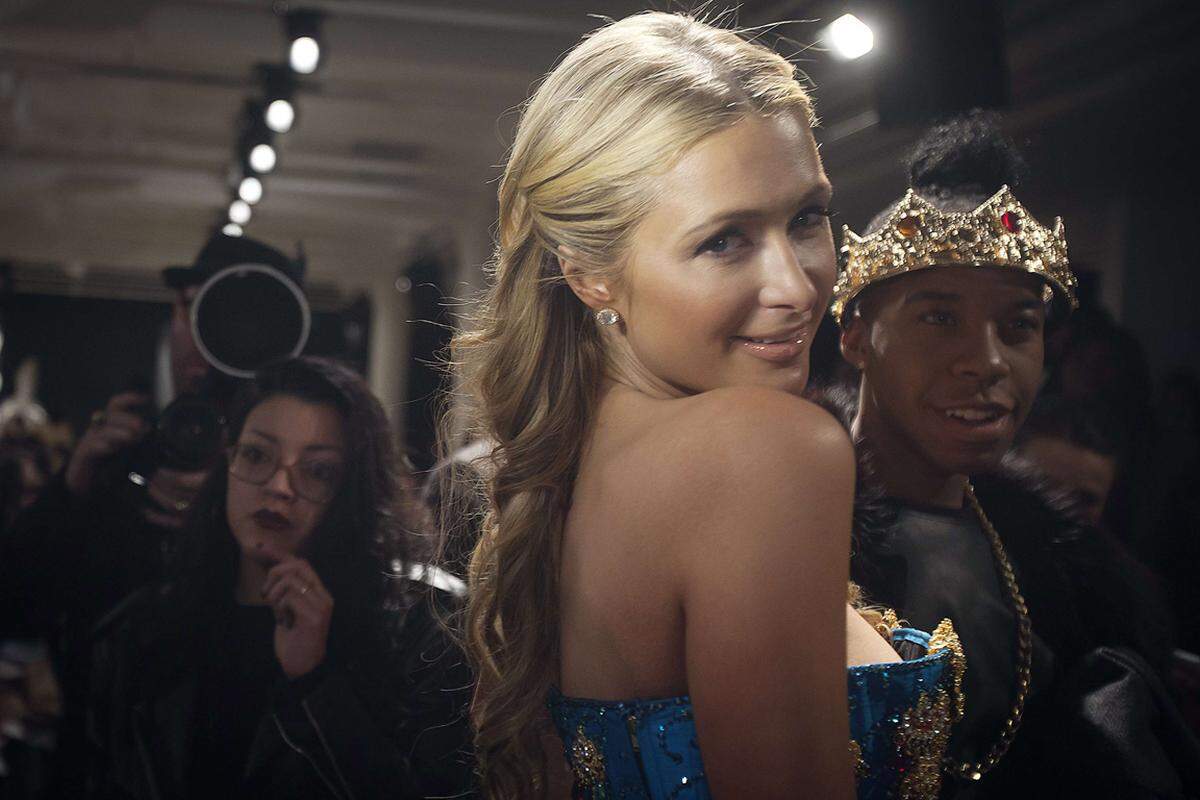Paris Hilton posierte für die Fotografen bei der Show von The Blonds.